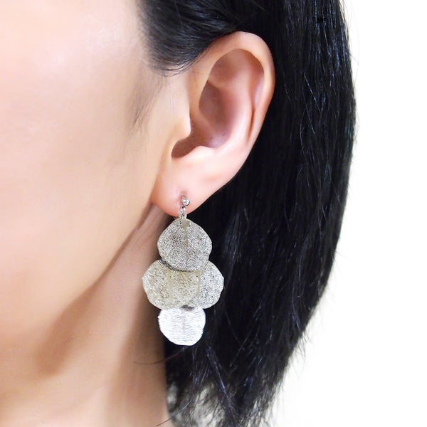 Dangle silver four leaf filigree invisible clip on earrings - Miyabi Grace