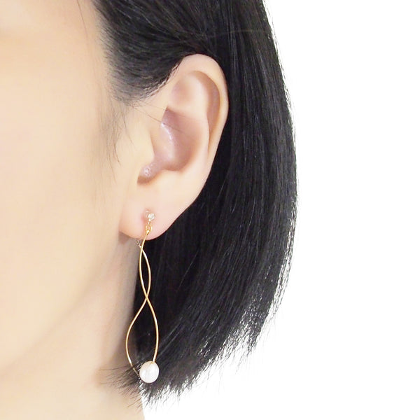 Double Sided White Freshwater Pearl with Wave Bar Invisible Clip On Earrings (Gold tone) - Miyabi Grace