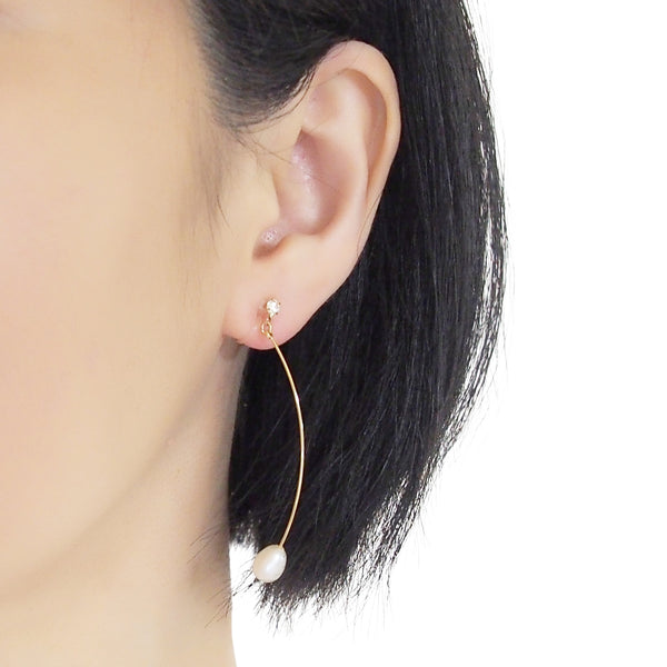White Teardrop Freshwater Pearl Invisible Clip On Earrings (Gold tone Wave Bar) - Miyabi Grace