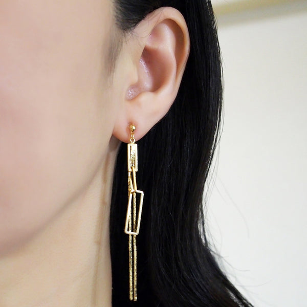 Gold chain and rectangular motif invisible clip on earrings - Miyabi Grace