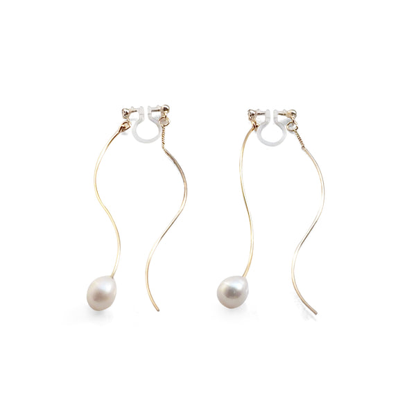 Double Sided White Freshwater Pearl with Wave Bar Invisible Clip On Earrings (Gold tone) - Miyabi Grace