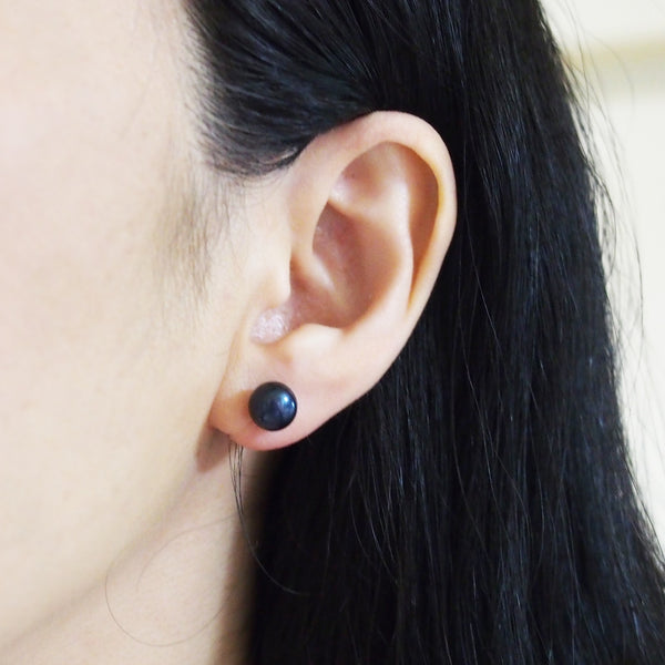 Black freshwater pearl invisible clip on stud earrings - Miyabi Grace